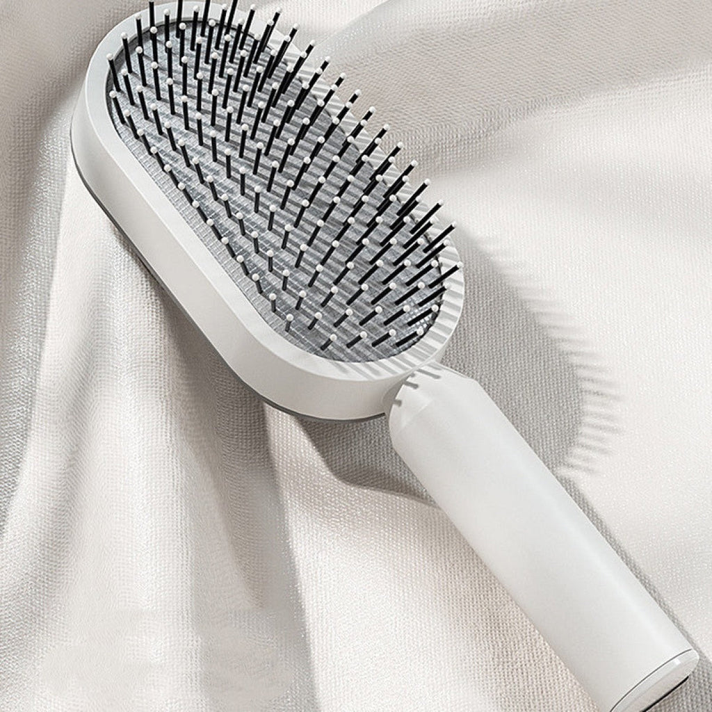 Brosse NOVIA blanche posée sur un tissu clair [Blanc]