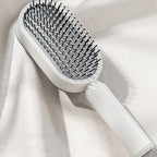 Brosse NOVIA blanche posée sur un tissu clair [Blanc]