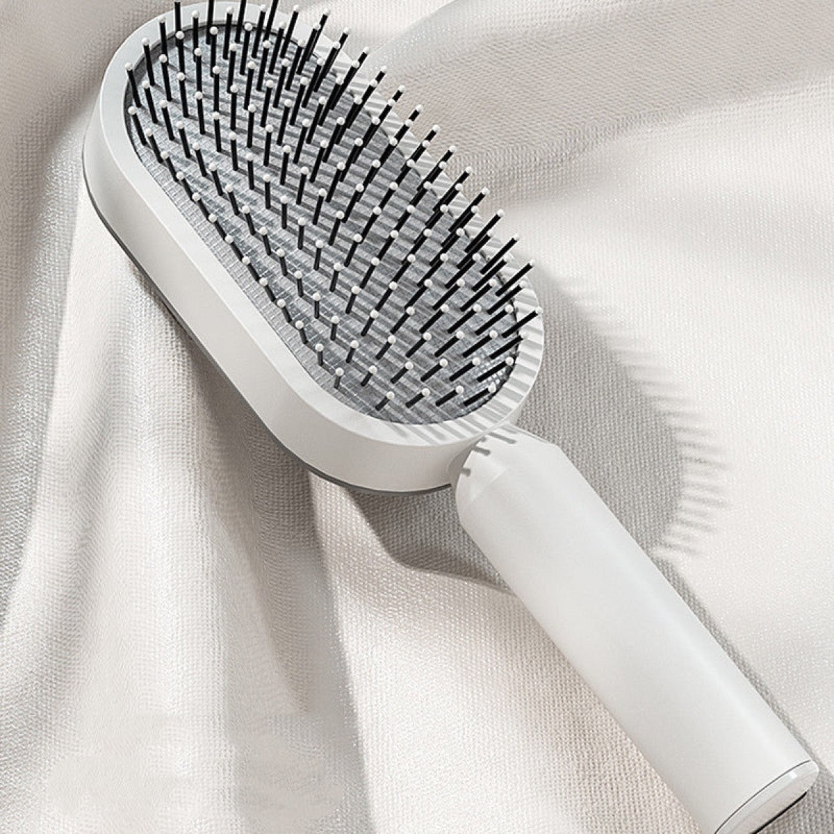 Brosse NOVIA blanche posée sur un tissu clair [Blanc]